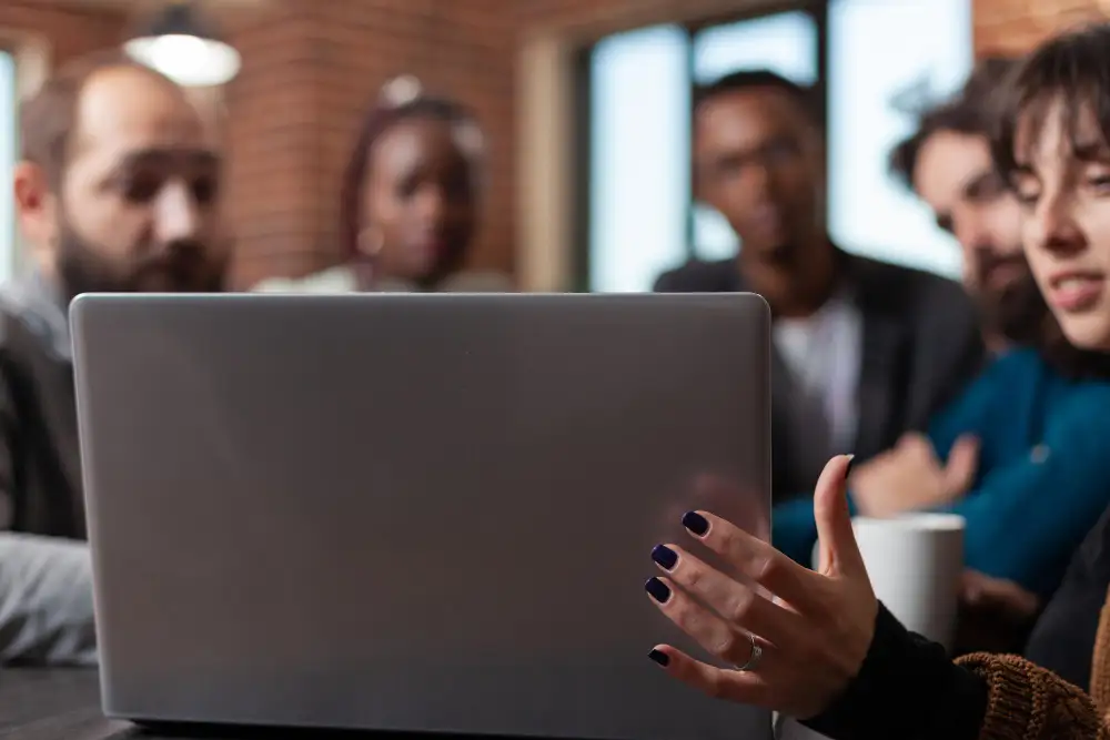 Site profissional para empresa vale a pena? Descubra como um site bem feito aumenta sua credibilidade, atrai clientes e gera mais oportunidades de negócio.